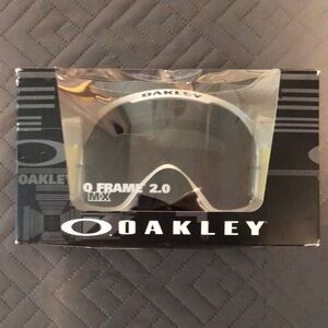 These Oakley ski goggles are in new condition.